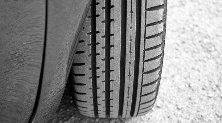 Contrôle continu des pneus, les conseils d'entretien automobile de FORD à Oyonnax